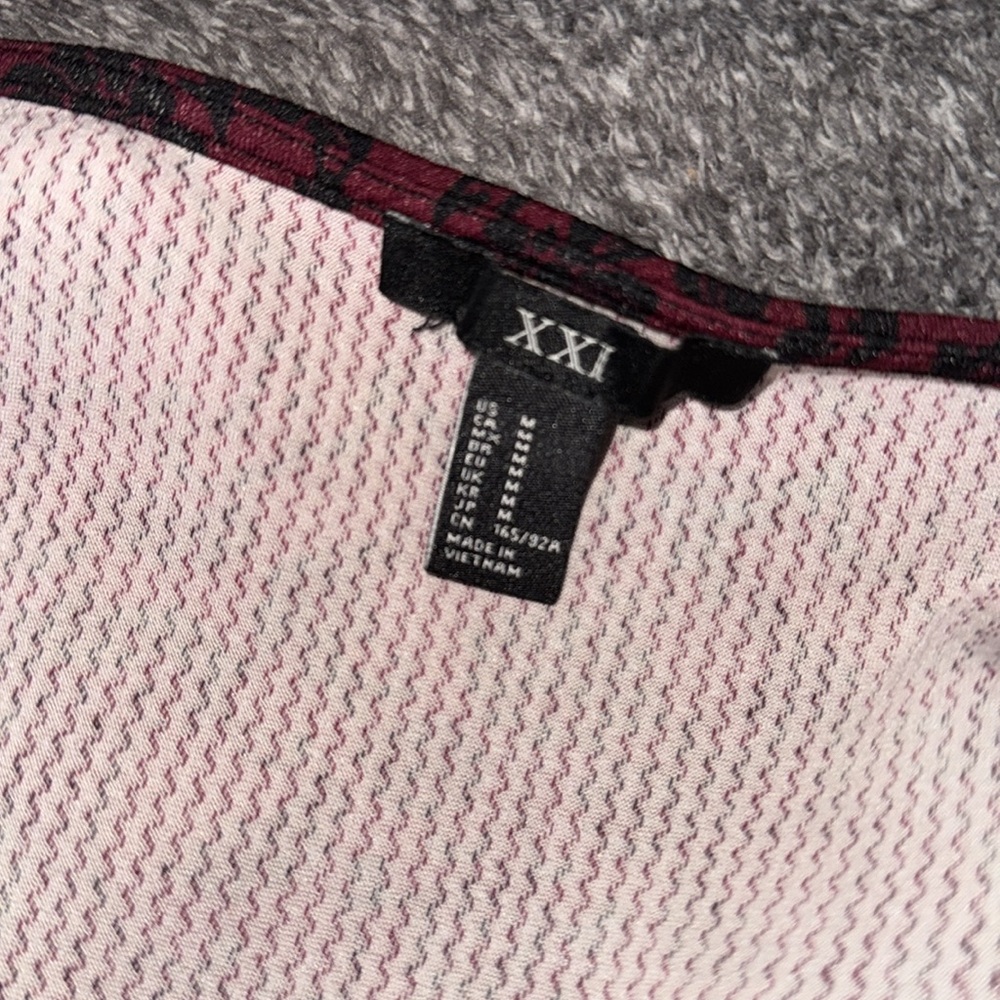 XXI Forever 21 Elegant Black and Red/ Burgundy Waffle Textured Crop Top NWOT - Picture 13 of 14